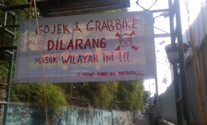 An anti Go-Jek and GrabBike banner in Jakarta's Pancoran area (from metrotvnews.com)